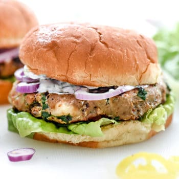 希腊火鸡汉堡配沙拉酱，里面有新鲜的菠菜、晒干的番茄、牛至叶和羊奶酪，是汉堡迷们健康的地中海版。| foodiecrush.com威廉希尔下载